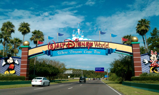 Walt_Disney_World_Resort_entrance1